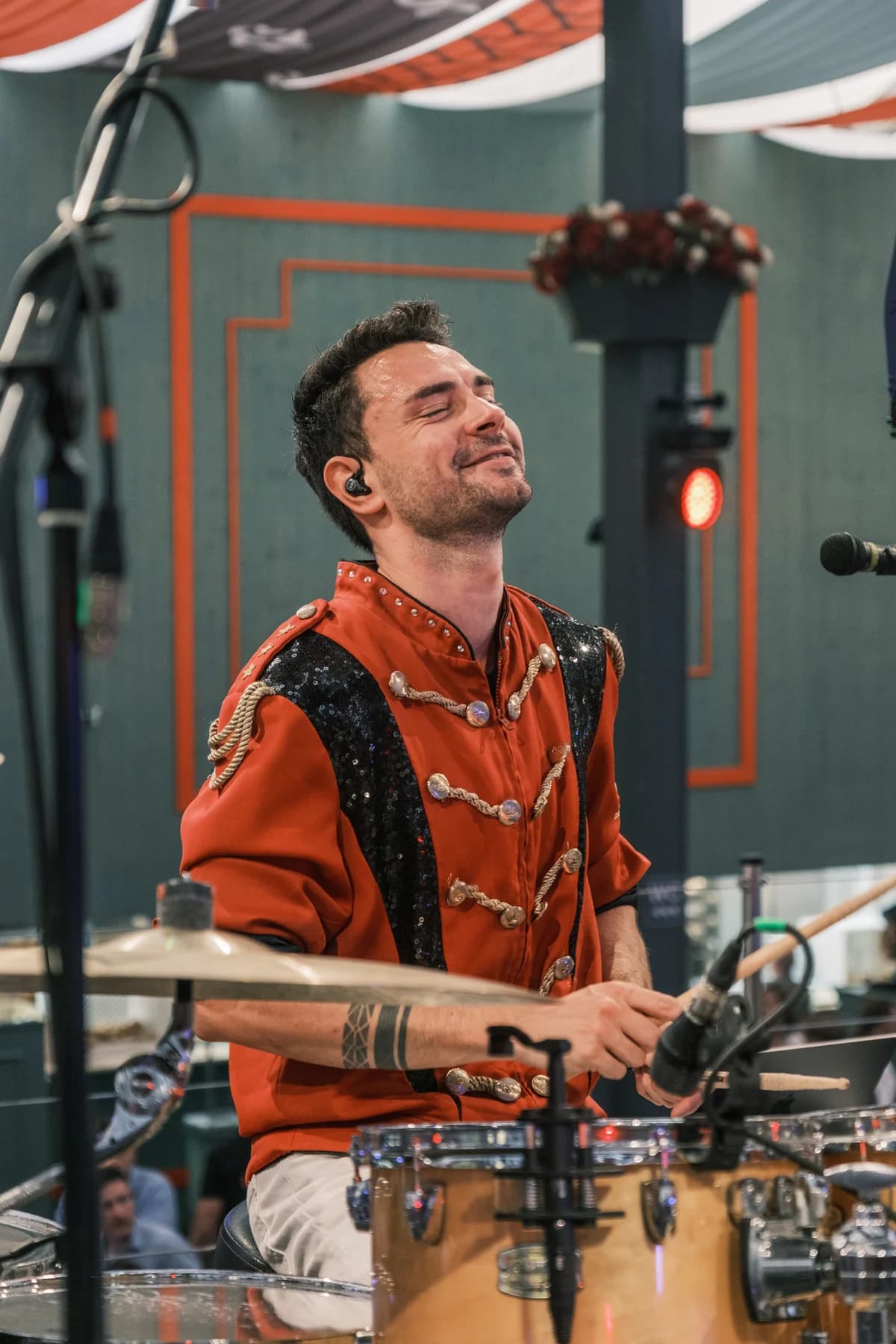 Drummer im Regiment-Outfit